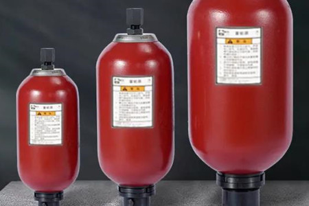 管路式蓄能器的工作原理、作用和操作方法