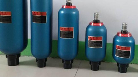 清理隔膜式蓄能器時需注意哪些事項？