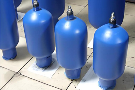 蓄能器出現(xiàn)油箱噴油的現(xiàn)象，如何解決？